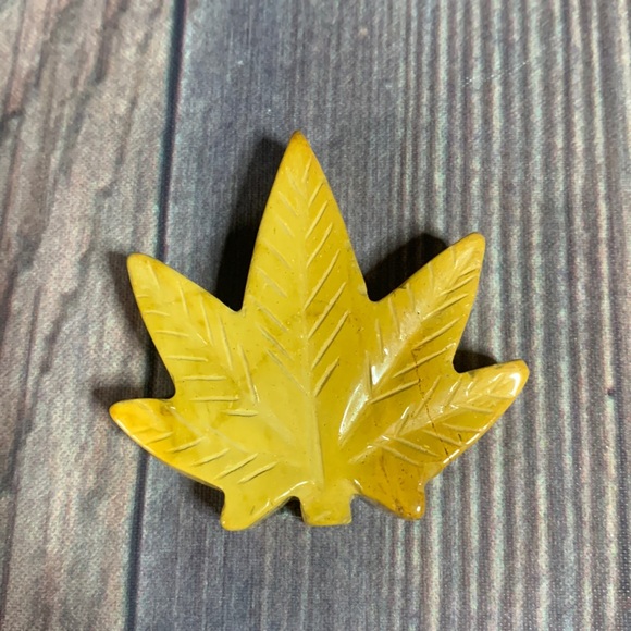 Mookite stone, cannabis leaf carving. - Picture 1 of 5